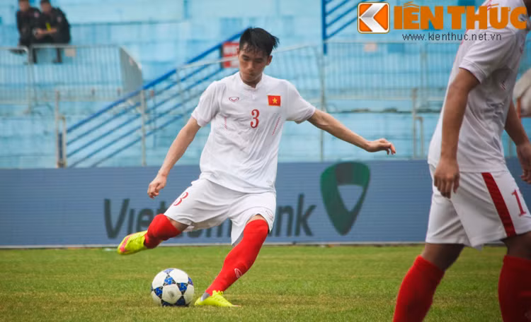 Nếu may mắn hơn thì sau tình huống ghi bàn của Đức Chinh, U19 Việt Nam có cơ hội nâng tỷ số lên 3-0 sau pha đá phạt kỹ thuật của Tấn Sinh. Bóng từ chân cầu thủ trung vệ mang áo số 3 của Việt Nam tìm đến cột dọc và đi ra ngoài đường biên.