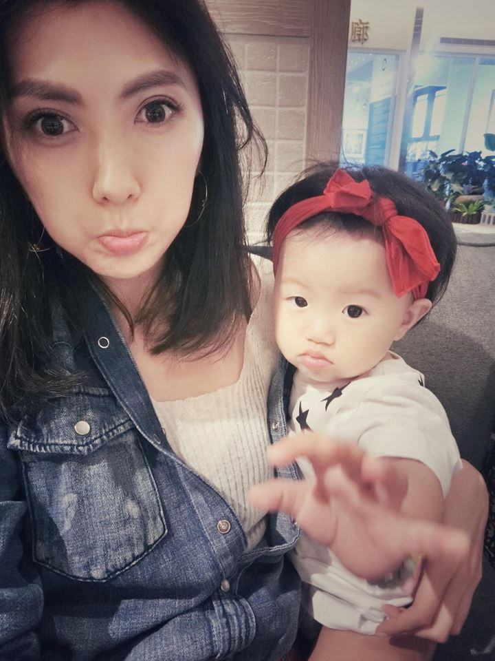 Tiền Soái Quân xuất thân là một người mẫu hàng đầu Đài Loan với gương mặt xinh đẹp và vóc dáng cao ráo, chuẩn chỉ. Người đẹp sinh năm 1981 đã có nhiều năm hoạt động trong làng giải trí xứ Đài.