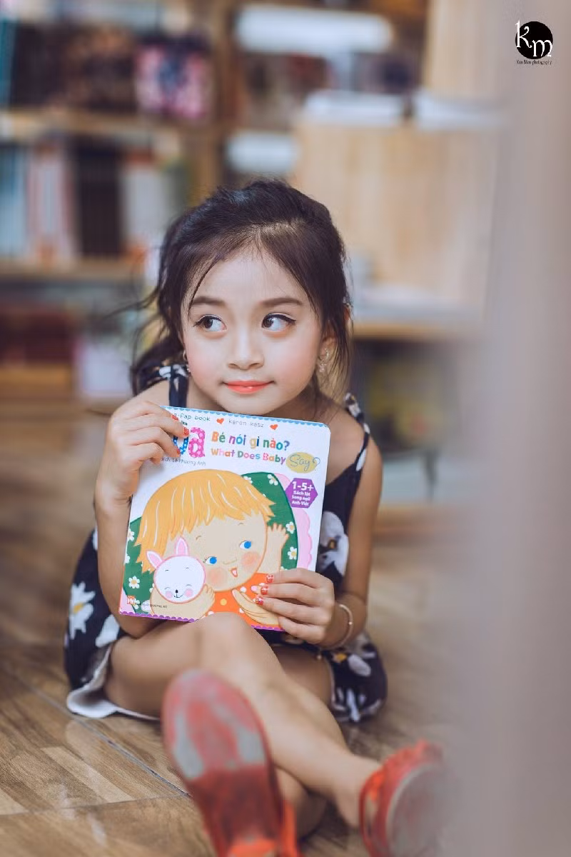 Thiên thần nhí 7 tuổi với bộ ảnh trên phố sách được nhắc tới đó là bé Trần Lê Lam Trà (sinh năm 2010) đến từ Hà Nội.