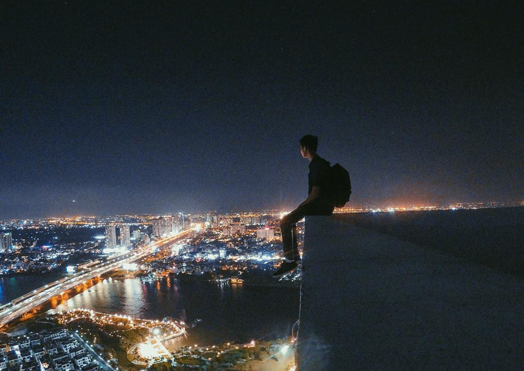 Vậy thủ thách "Rooftopping" là gì? Đó là trào lưu Selfie, quay phim tại nóc nhà chọc trời, đỉnh tháp nhằm thu hút sự chú ý trên mạng xã hội. Người tham gia được gọi là "rooftopper", họ trốn bảo vệ để trèo lên những nơi có độ cao chóng mặt như nóc cao ốc, đỉnh tháp, ống khói quay phim, chụp ảnh trong tư thế mạo hiểm, rồi đăng lên mạng xã hội.