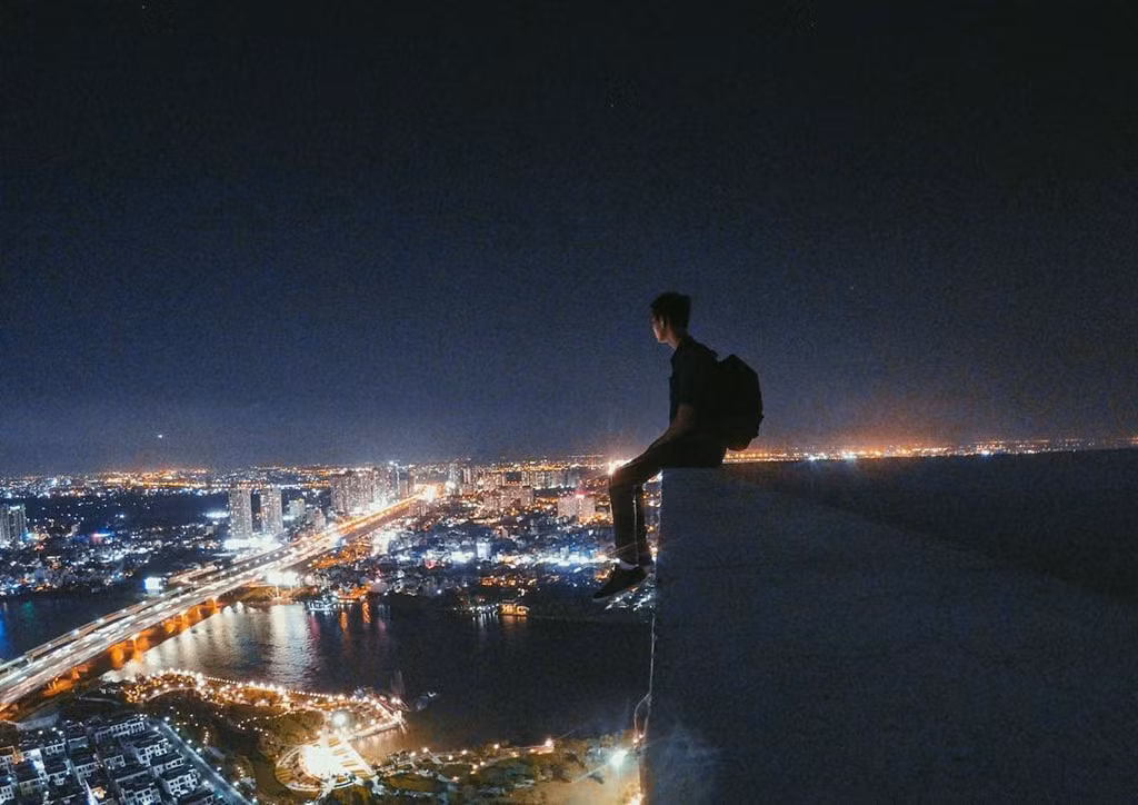 Vậy thủ thách "Rooftopping" là gì? Đó là trào lưu Selfie, quay phim tại nóc nhà chọc trời, đỉnh tháp nhằm thu hút sự chú ý trên mạng xã hội. Người tham gia được gọi là "rooftopper", họ trốn bảo vệ để trèo lên những nơi có độ cao chóng mặt như nóc cao ốc, đỉnh tháp, ống khói quay phim, chụp ảnh trong tư thế mạo hiểm, rồi đăng lên mạng xã hội.