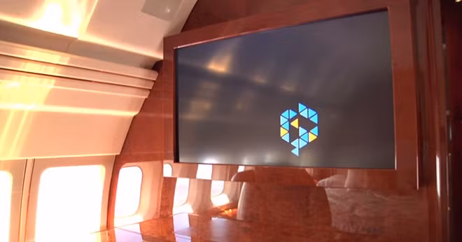 Màn hình giải trí lớn và hiện đại.