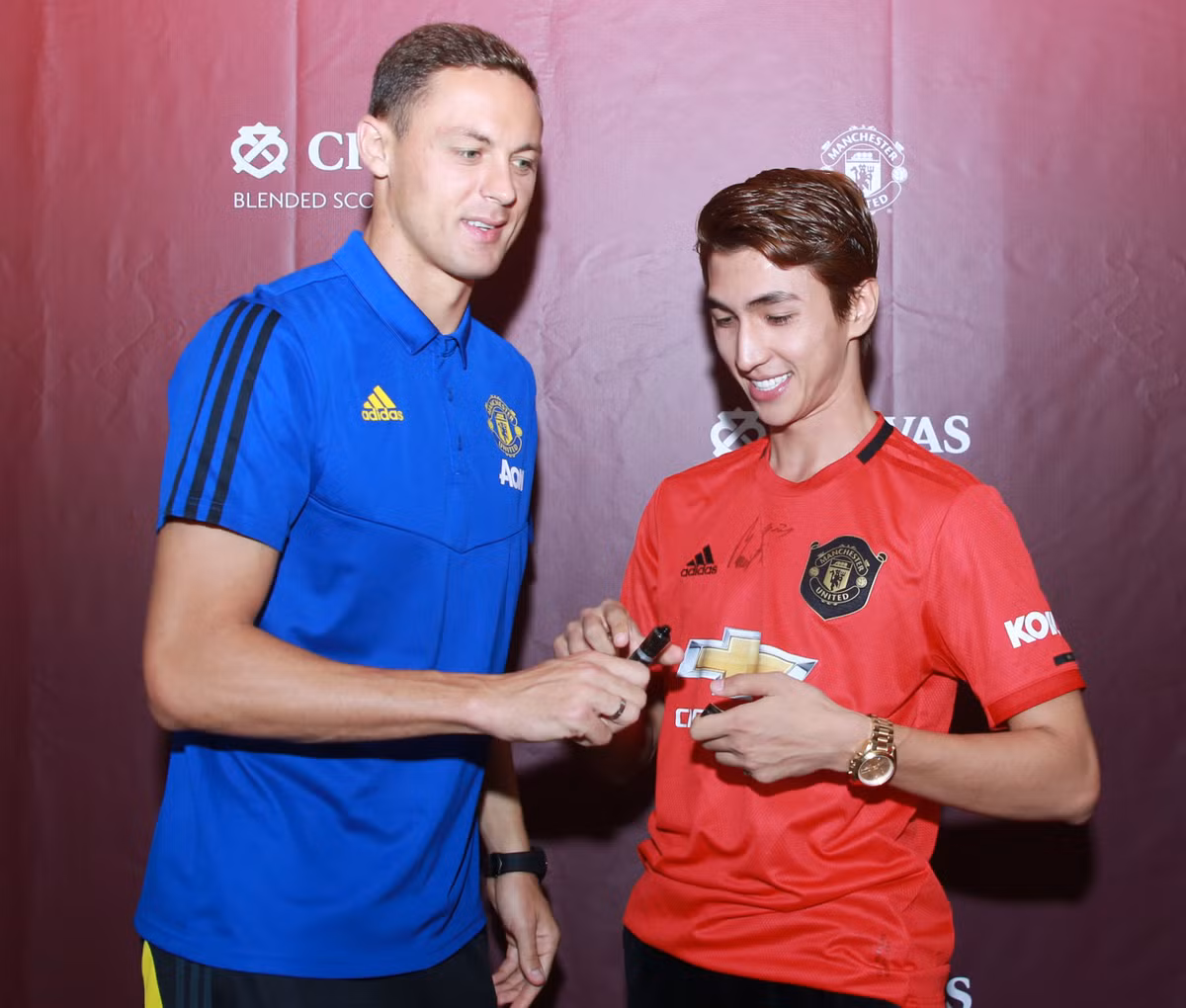 Trong buổi giao lưu, các cầu thủ đã cùng tham gia một số hoạt động như đá cầu, vẽ tranh và chụp ảnh lưu niệm cùng người hâm mộ đến từ châu Á. Ở phần bốc thăm để lên sân khấu chụp ảnh cùng tuyển thủ đội Quỷ đỏ, diễn viên Bình An đã may mắn có cơ hội đứng gần những cầu thủ mà anh yêu mến bấy lâu.