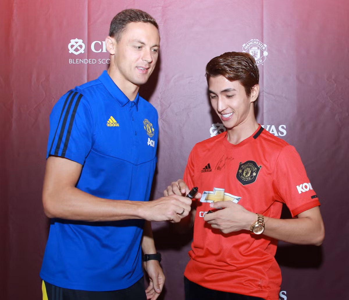 . Hot boy điển trai lộ rõ vẻ phấn khích và hào hứng khi được trò chuyện cùng sao MU. Sau đó, Bình An được tiền vệ Nemanja Matic ký tặng lên ngực áo.