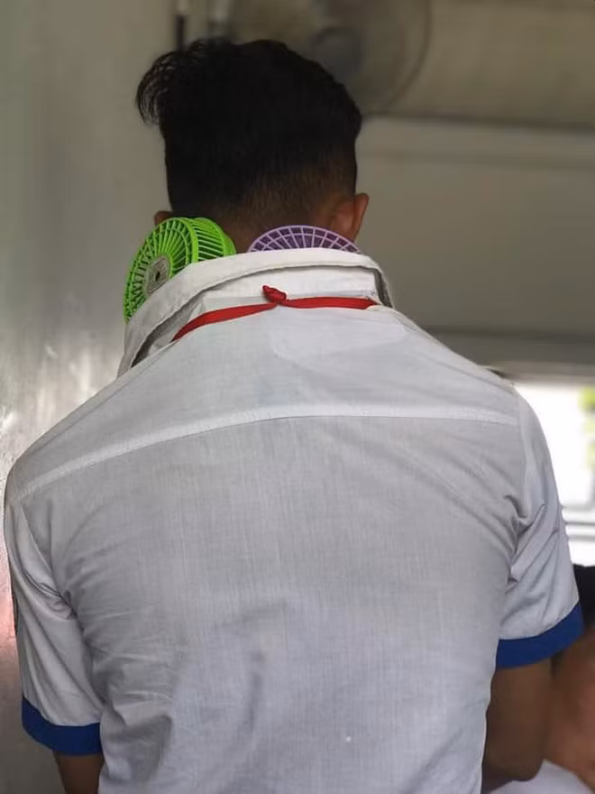 Đối với những người lắm mồ hôi thì thời điểm này đến lớp không khác gì được đi phòng xông hơi miễn phí. chiếc áo trắng trở nên ướt đẫm đến mức nhìn xuyên thấu được, nếu cứ cởi ra vắt liên tục thì có lẽ cũng phải ra cả xô nước.