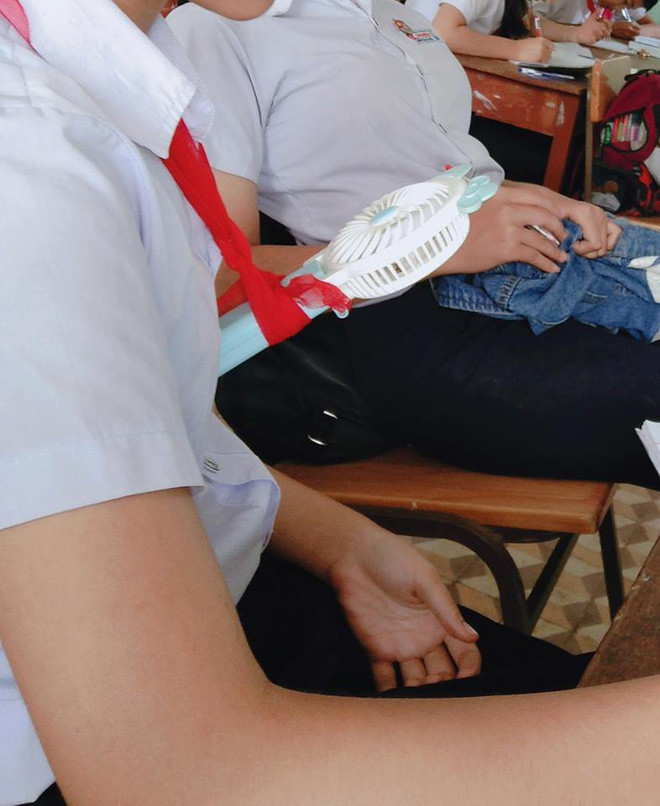 Đủ các thể loại quạt to quạt bé, quạt giấy quạt tay quạt điện mini được các bạn huy động để đối phó với cái nóng nhưng dường như không ăn thua.