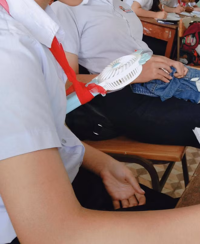 Đủ các thể loại quạt to quạt bé, quạt giấy quạt tay quạt điện mini được các bạn huy động để đối phó với cái nóng nhưng dường như không ăn thua.