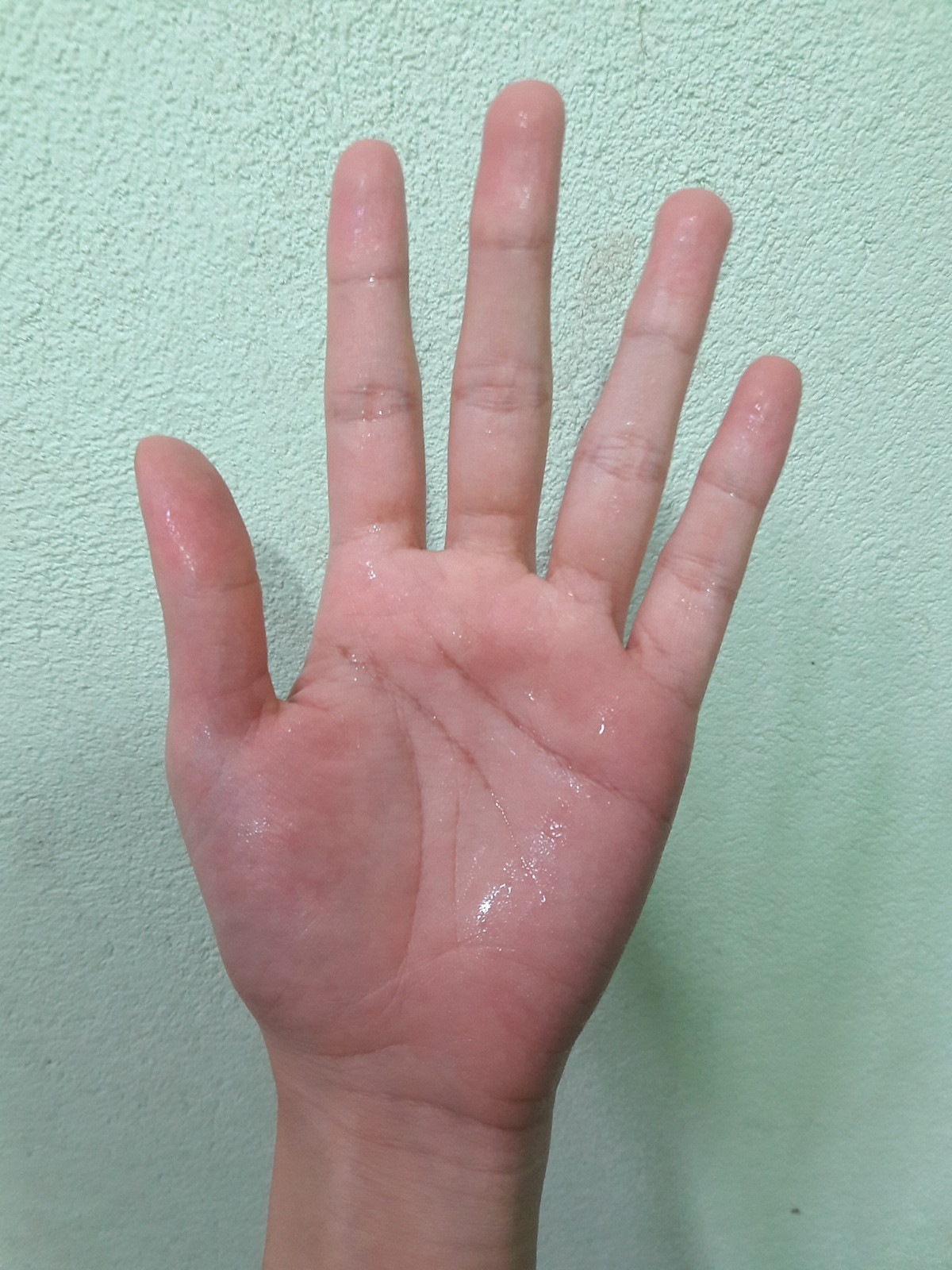 Các "thánh mồ hôi" thì thời tiết nắng nóng oi bức khiến họ là người khổ nhất vì liên tục phải lau tay để khỏi bị dính ra vở.