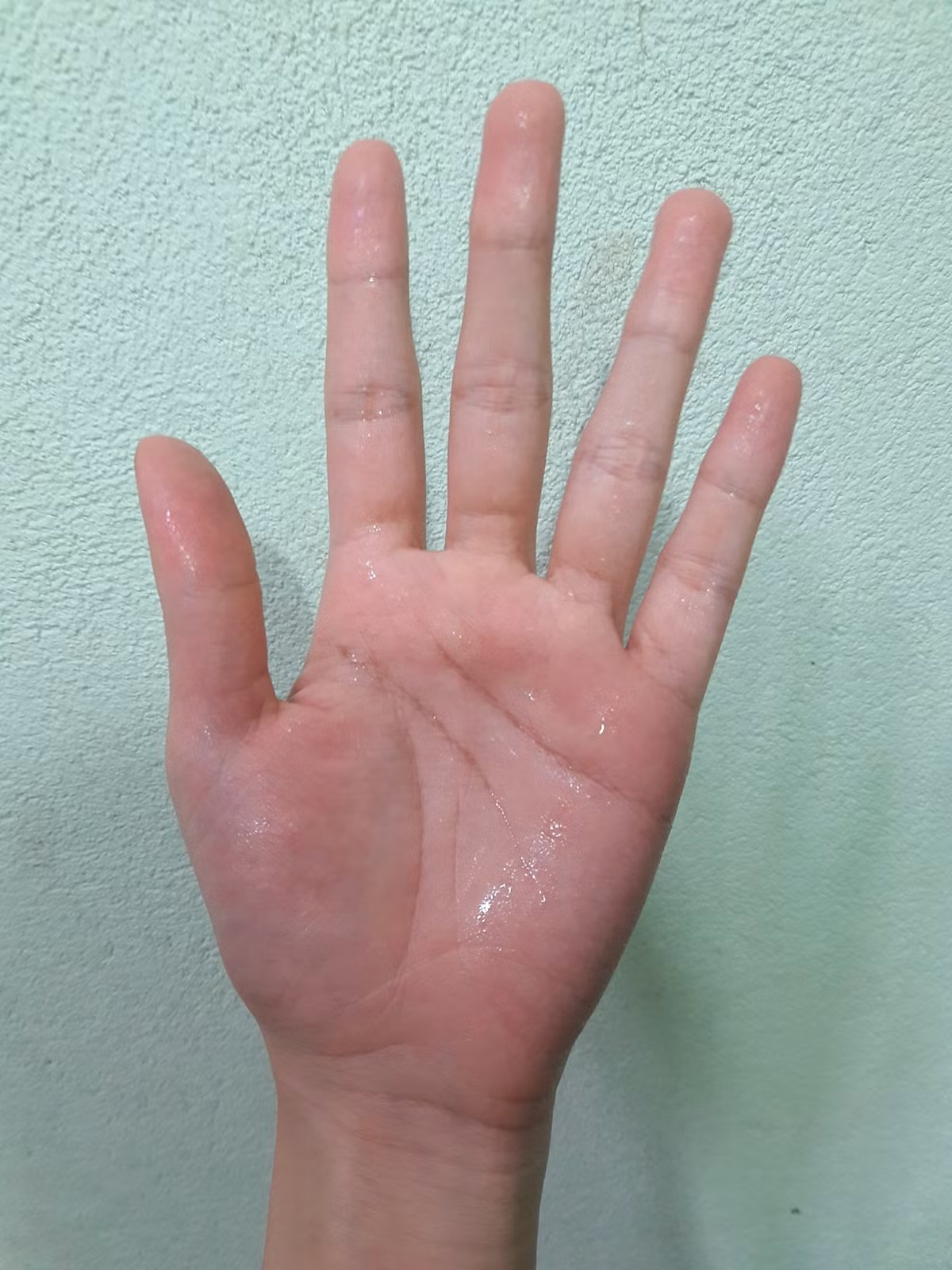 Các "thánh mồ hôi" thì thời tiết nắng nóng oi bức khiến họ là người khổ nhất vì liên tục phải lau tay để khỏi bị dính ra vở.