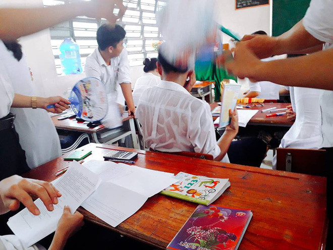 Hiện tại phần lớn các trường học vẫn sử dụng quạt trần là chủ yếu, thế nhưng với nắng nóng đỉnh điểm thì dường như chiếc quạt treo trên cao chẳng giúp được gì nhiều.