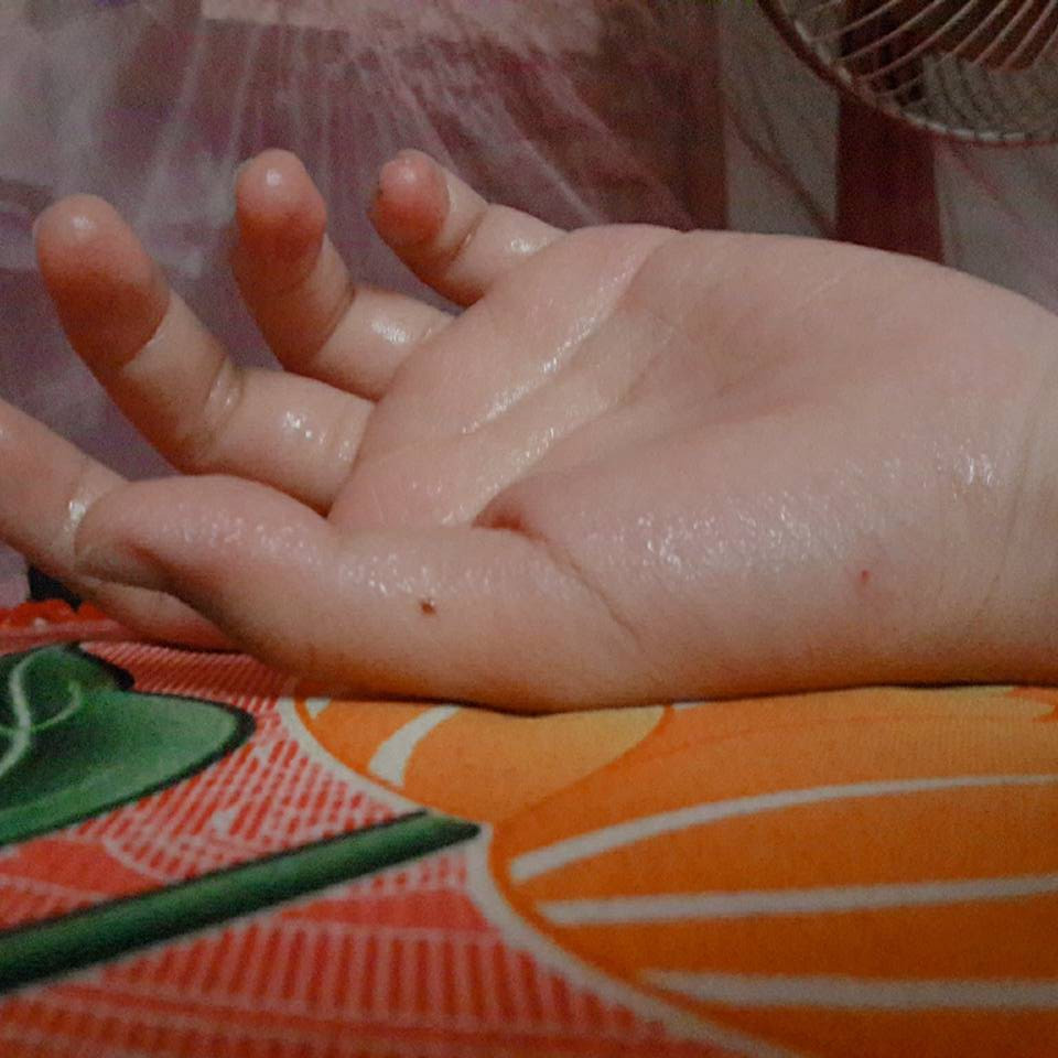 Tuy vậy dù nóng đến mấy thì đi học vẫn là việc không thể tránh khỏi, đặc biệt là thời điểm các kì thi quan trọng như hết kì hay thi tuyển THPT đang cận kề khiến các bạn học sinh phải sống chung với lũ.