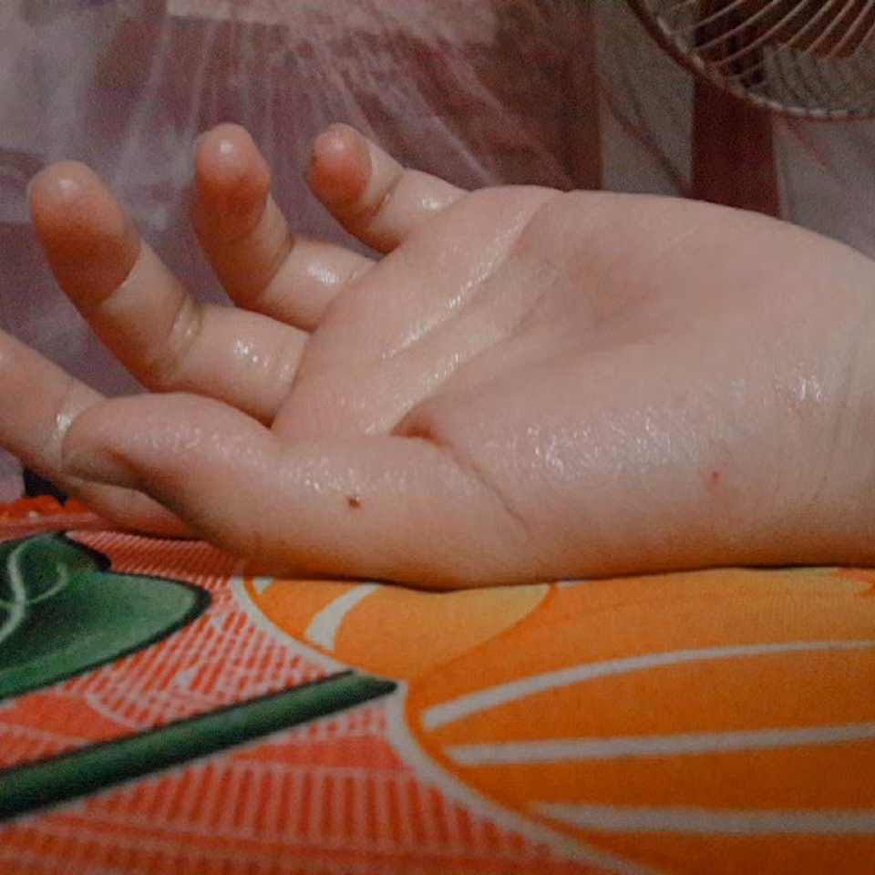 Tuy vậy dù nóng đến mấy thì đi học vẫn là việc không thể tránh khỏi, đặc biệt là thời điểm các kì thi quan trọng như hết kì hay thi tuyển THPT đang cận kề khiến các bạn học sinh phải sống chung với lũ.