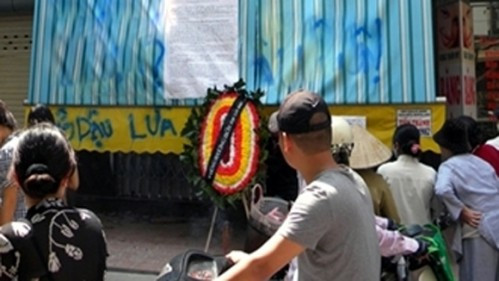 Thậm chí khi thương thảo bằng miệng chưa đi đến kết quả thì nhiều chủ nợ chọn cách "khủng bố" tinh thần con nợ bằng những vật dụng như vòng hoa, hay dùng sơn để vẽ lên cửa.