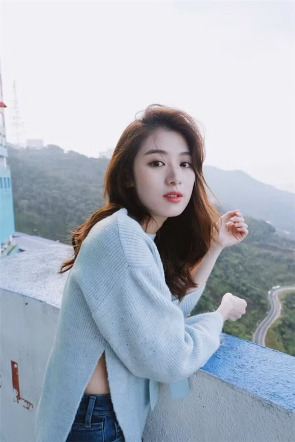 Bản sao hot girl Sa Lim người Malaysia có tên Sow Khai Syuan hay còn được mọi người biến đến với cái tên Kendra Sow. Cô nàng sinh năm 1993 này, hiện đang theo học tại trường Cao đẳng Segi (Kuala Lumpur).