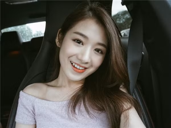 Sau khi nổi tiếng tại Malaysia, những hình ảnh của Kendra Sow nhanh chóng lan truyền tới Việt Nam và ngay lập tức khiến nhiều dân mạng choáng váng bởi nhan sắc cực giống với Sa Lim, từ mái tóc, nụ cười và đặc biệt hơn là đôi mắt.