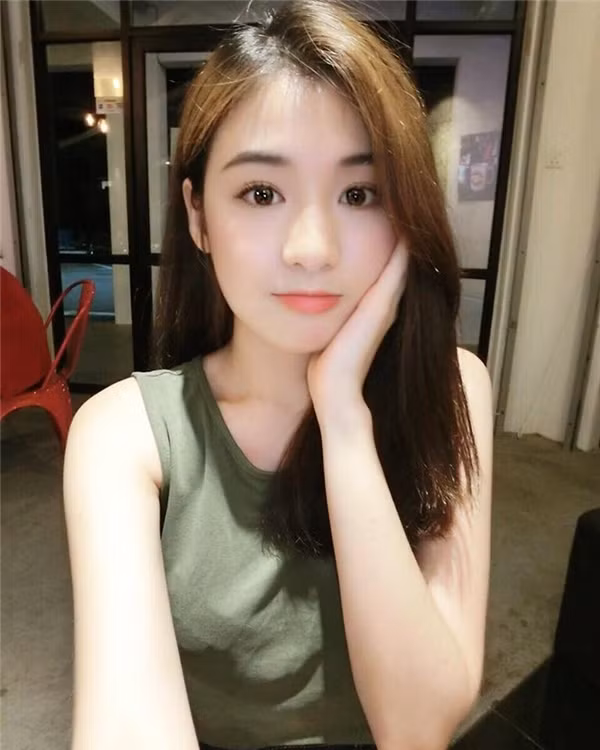 Nói về sự nghiệp của Kendra Sow, nhờ có nhan sắc “trời sinh” mà cô nàng này hiện đang là người mẫu được rất đông các nhãn hàng, thương hiệu mời hợp tác tại Malaysia.