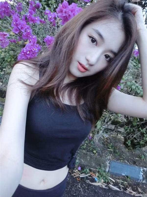 Kendra Sow sở hữu thân hình thon gọn, nước da trắng muốt, cằm chẻ vô cùng dễ thương và cuốn hút. Đặc biệt, khuôn mặt cả cô nàng này cực giống với Sa Lim và chính vì vậy cô được mệnh danh là bản sao của hot girl đình đám dân mạng Việt này.