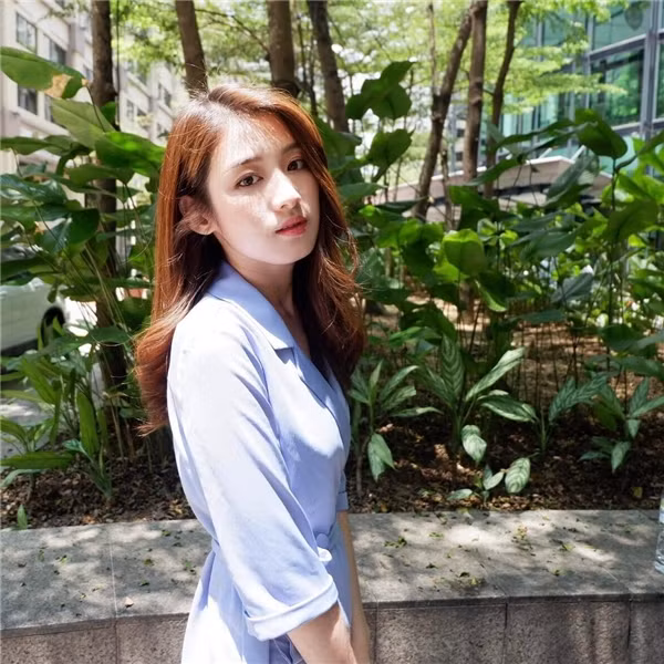 Dù chỉ sở hữu chiều cao 1m62 nhưng trong nam 2016 Kendra Sow từng đạt danh hiệu Top 8 cuộc thi Hoa hậu Quốc tế Trung Quốc - Miss Astro Chinese International Pageant nhờ khuôn mặt ưa nhìn của mình.