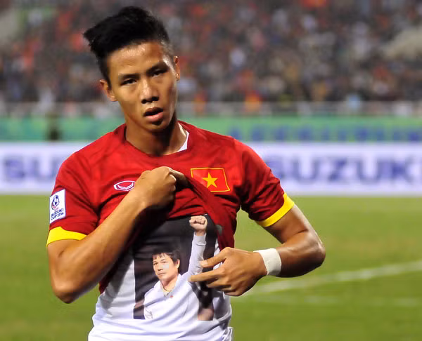 Đá cặp ở vị trí trung vệ với Mạnh Hùng đó là Quế Ngọc Hải. Với chiều cao lý tưởng và sự bình tĩnh trong từng pha bóng, Ngọc Hải mang lại cảm giác yên tâm cho khung thành của U23 Việt Nam.