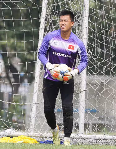 Trong tay HLV Miura hiện tại đang có ba thủ môn, nhưng Phạm Văn Tiến nổi lên là ứng cử viên sáng giá cho vị trí người gác đền chính trong bộ khung chiến thắng cho U23 Việt Nam tại Sea Games 28. Điều đó được minh chứng bằng những pha cản phá xuất thần của thủ môn này trong trận đấu giao hữu giữa U23 Việt Nam và U23 Myanmar vừa qua.