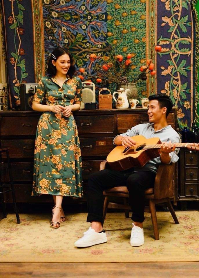 Trong khi Khánh Linh bóng gió về chuyện tình cảm thì, trung vệ Bùi Tiến Dũng trở nên im ắng và ít "khoe" bạn gái. Tư Dũng đang tập trung cho việc luyện tập các giải đấu của CLB, ngoài ra mới kinh doanh quán cà phê nên dường như bận rộn hơn.