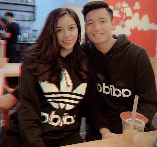 Tuy nhiên, sau khi tìm hiểu kỹ thì hóa ra đây chỉ là những bức ảnh trong bộ hình do Bùi Tiến Dũng làm mẫu. Và cô gái kia chỉ là bạn diễn để quảng cáo sản phẩn mới cùng anh.