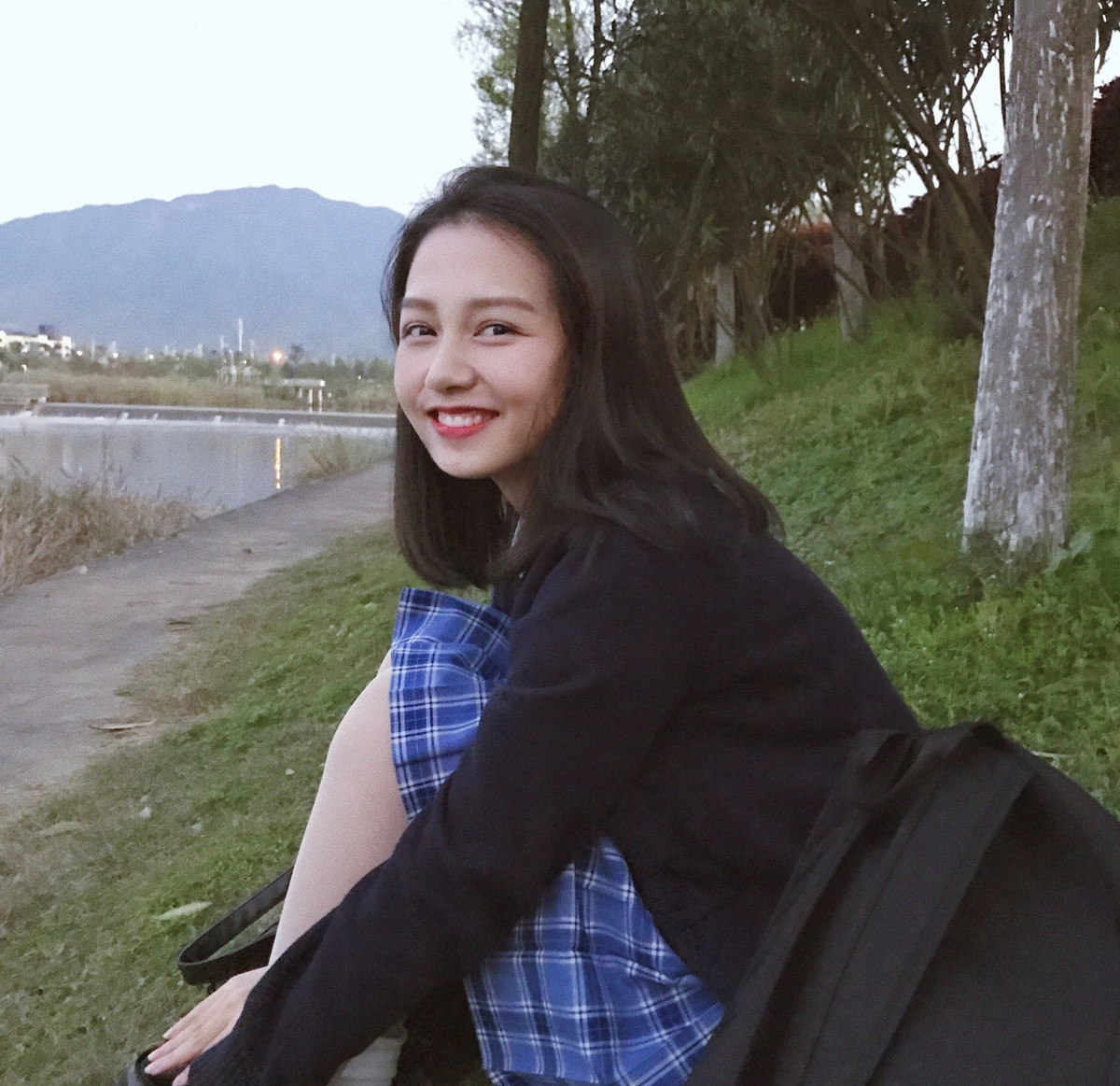 Cái tên Vương Sở Sở không còn xa lạ gì với các bạn trẻ Trung Quốc. Cô nàng sinh năm 1996 đến từ Hồ Nam gây mê cho các fan của mình bằng nụ cười tươi rói, ấm áp và tỏa sáng.