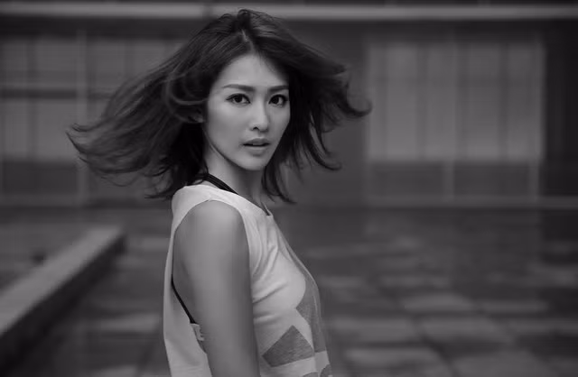 Khả Ngân đã không còn sử dụng tài khoản Facebook cũ có lượt theo dõi khủng (hơn 700 ngàn người) để chuyển qua "ngôi nhà" mới, có phần riêng tư và im ắng hơn. Những thông tin và hình ảnh về đời sống thường ngày cũng ít được cập nhật hơn trước.