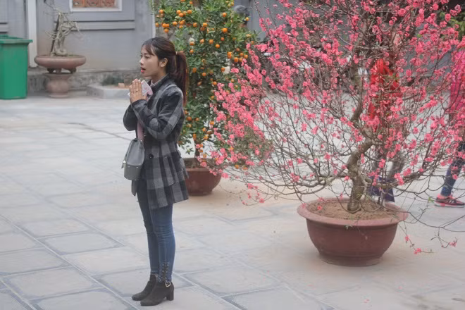 Việc cầu duyên ở chùa Hà hoàn toàn là tự phát, do "rỉ tai" mà nên. Người nọ mách người kia, người kia lại mách người kia nữa với những ví dụ, minh chứng rất hùng hồn về việc thiêng liêng, ứng nghiệm khi cầu khấn.