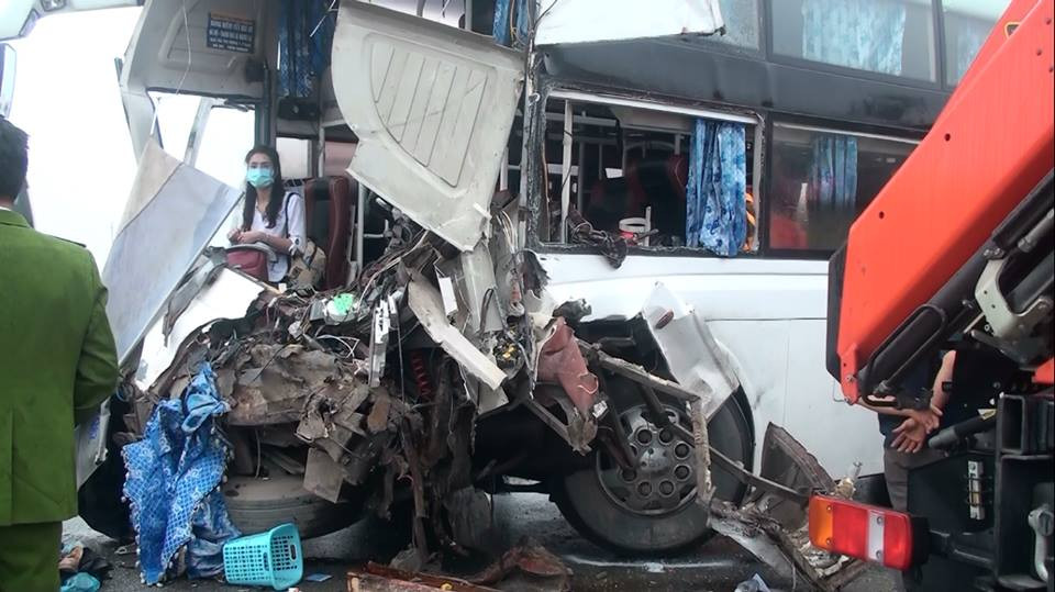 Tại hiện trường chiếc xe 45 chỗ va chạm với xe cứu hỏa đã nát vụn phần đầu sau cú tông cực mạnh.