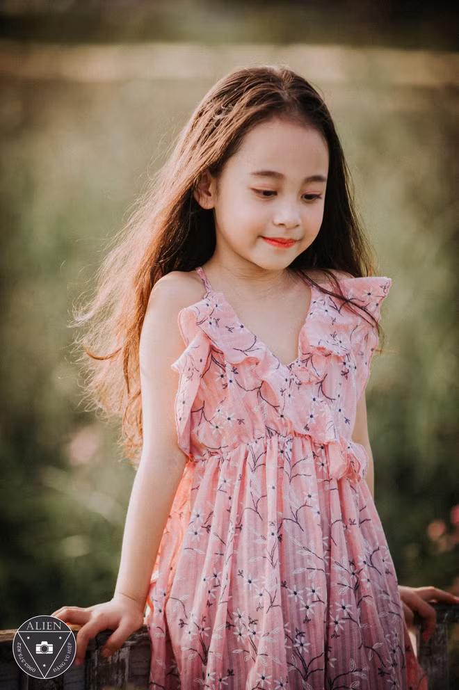 Nhìn ngắm Bảo Vy, nhiều người bị cuốn hút bởi cảm nhận ban đầu đó là đôi mắt sáng, nụ cười tươi cùng gò má bầu bĩnh.