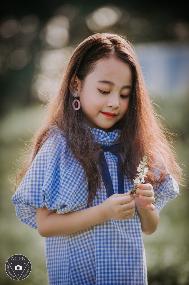 Bên cạnh đó, khuôn mặt của Bảo Vy rất hợp với cách make-up đơn giản và tự nhiên nhất có thể. Nhiều người đã phải trầm trồ trước mái tóc dài và rất đẹp của Bảo Vy trong những bức hình.