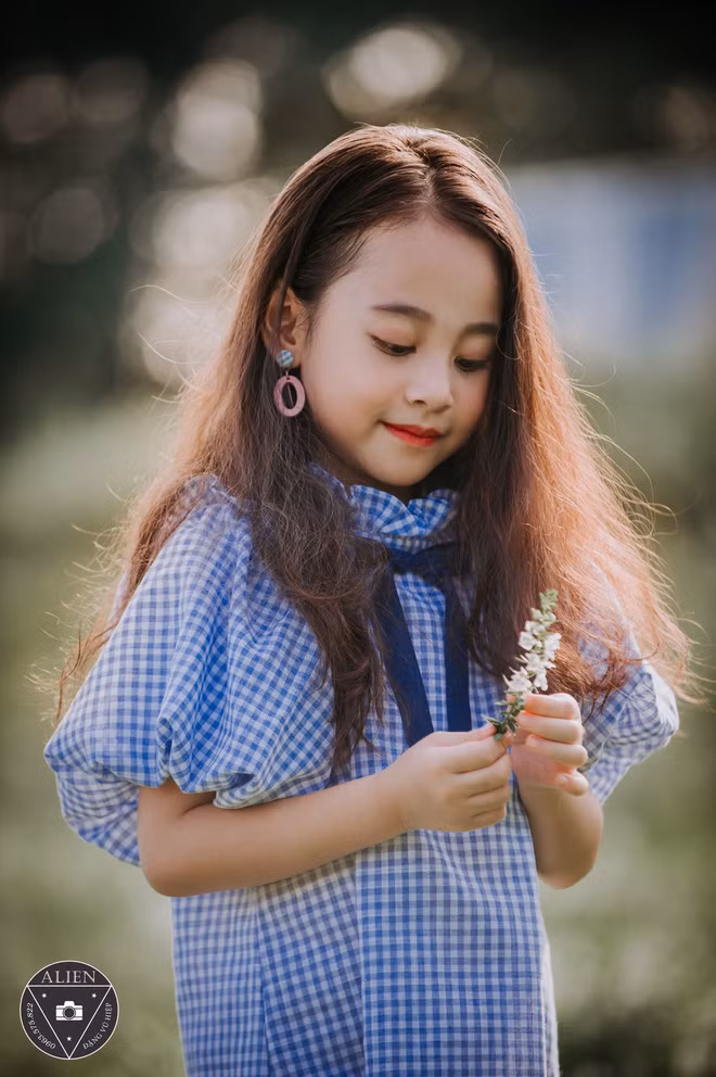 Bên cạnh đó, khuôn mặt của Bảo Vy rất hợp với cách make-up đơn giản và tự nhiên nhất có thể. Nhiều người đã phải trầm trồ trước mái tóc dài và rất đẹp của Bảo Vy trong những bức hình.