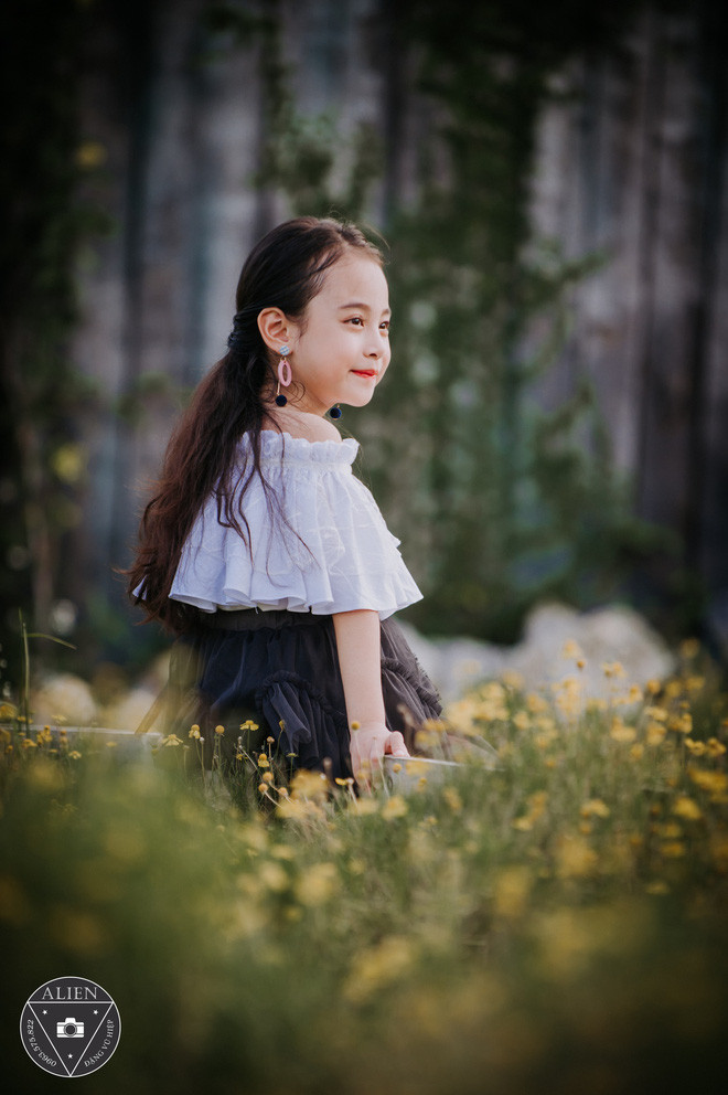 Tuy chỉ mới 7 tuổi nhưng cô bé này đã sớm cho thấy được mình sẽ là một nhan sắc tiềm năng trong tương lai. Ngoài vẻ tươi tắn, đáng yêu thì trong nhiều khoảnh khắc, Bảo Vy còn thể hiện được thần thái và sự tự tin của một người mẫu nhí.