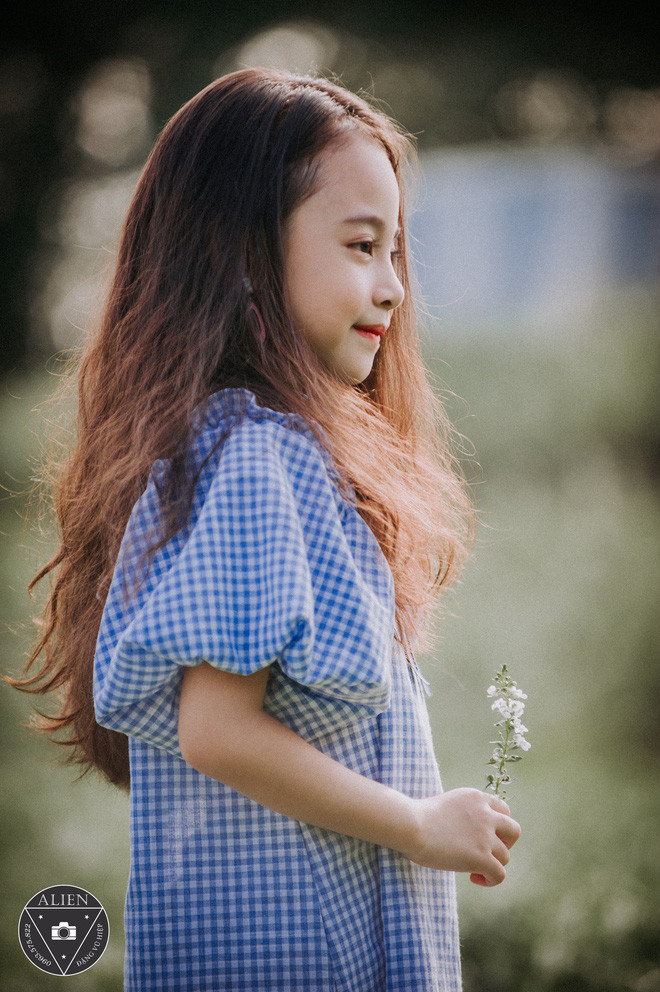 Những buổi chụp ảnh với người mẫu đặc biệt này đều diễn ra rất nhanh chóng và vui vẻ. Tuy đang ở độ tuổi ham chơi và dễ bị phân tâm nhưng khi vào chụp, Bảo Vy lúc nào cũng nghiêm túc và tập trung hết sức mình để không ảnh hưởng đến người khác.