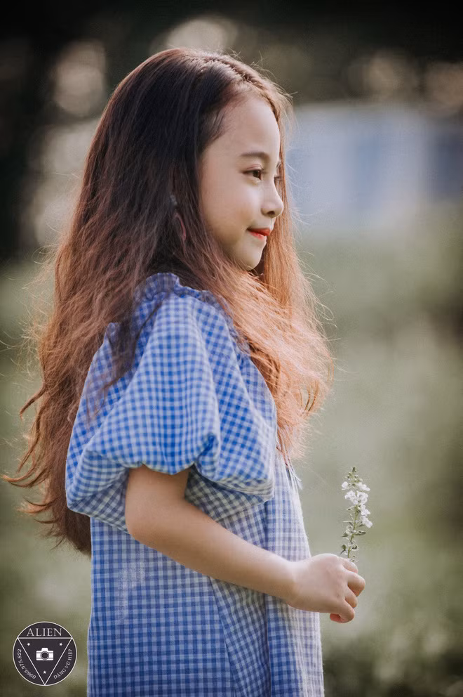 Những buổi chụp ảnh với người mẫu đặc biệt này đều diễn ra rất nhanh chóng và vui vẻ. Tuy đang ở độ tuổi ham chơi và dễ bị phân tâm nhưng khi vào chụp, Bảo Vy lúc nào cũng nghiêm túc và tập trung hết sức mình để không ảnh hưởng đến người khác.