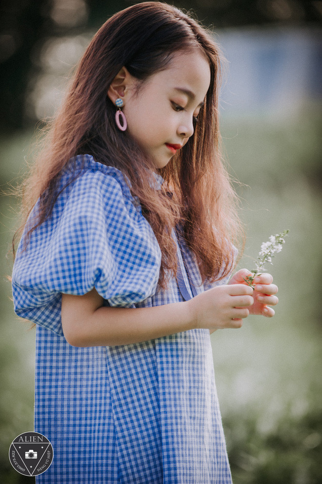 Nếu như nhiều người mẫu nhí khác thường có cách tạo dáng giống người lớn, quần áo cũng "dừ" hơn so với tuổi thật thì Bảo Vy lại tạo được thiện cảm nhờ chính sự gần gũi, hồn nhiên đúng với lứa tuổi của mình.