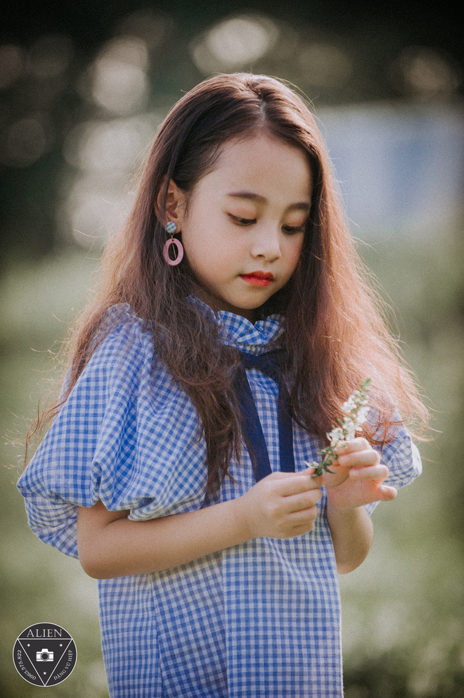 Bảo Vy thường được bố, mẹ cho mặc những bộ váy vừa phong cách nhưng vẫn rất trẻ trung. Cũng chính vì, mỗi lần xuất hiện bản sao hot girl Chi Pu luôn thu hút sự chú ý của nhiều người, đặc biệt là các dân mạng sắp chuẩn bị lên chức phụ huynh.