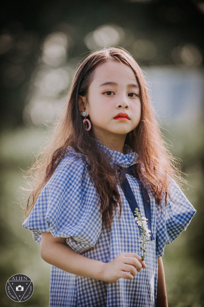 Theo Đặng Vũ Hiệp, nhiếp ảnh "ruột" của gia đình Bảo Vy chia sẻ rằng ngoài đời Vy là một cô bé đáng yêu với nhiều biểu cảm tự nhiên.