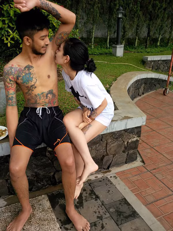 Những hình ảnh về các cô gái cười đùa trước các anh chàng, hôn thắm thiết vùng da dưới cánh tay đã nhanh chóng lan truyền khắp cộng đồng mạng Indonesia.