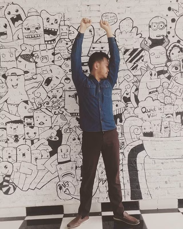 Trào lưu này ban đầu được Ryan Mizard cùng bạn gái của anh khởi xướng, Ryan Mizard đã quay lại cảnh bạn gái mình hôn nách và đăng tải nó lên mạng xã hội. Video dù bị nhiều người cho rằng hình ảnh không mấy ấn tượng nhưng cũng thu hút được rất rất nhiều người quan tâm.