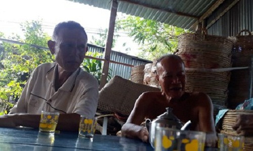 Ông Mỹ ba ruột của Mười (bên phải), cùng người anh họ kể về Mười.