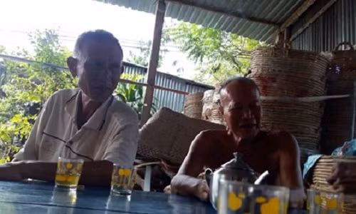 Ông Mỹ ba ruột của Mười (bên phải), cùng người anh họ kể về Mười.