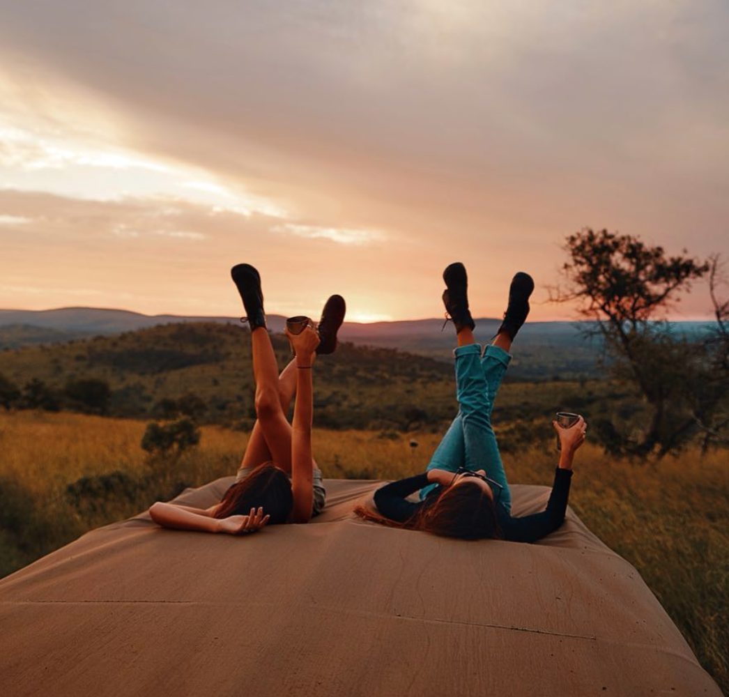 Elisha và Renee Herbert thực hiện những chuyến đi và chụp ảnh lại, chỉ cần thật đẹp thì tiền tỉ tự động chui vào túi họ. Mà đẹp với cặp chị em song sinh này chẳng phải là chuyện gì khó khăn.