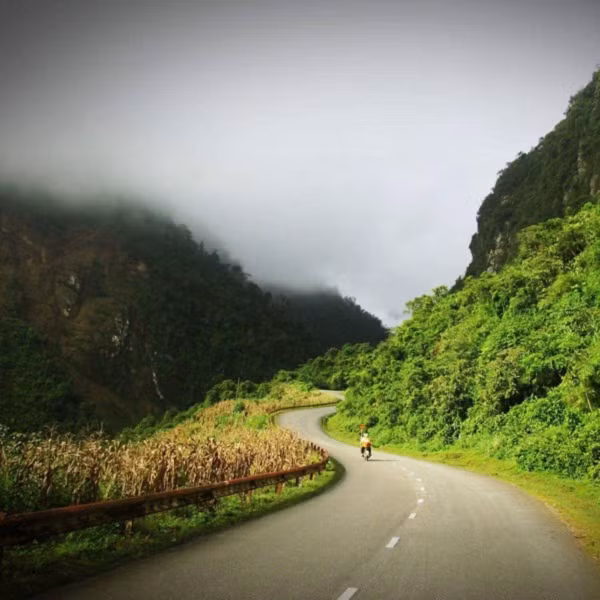 Trên cung đường Hà Nội – Nghĩa Lộ - Mù Cang Chải, các bạn trẻ phải vượt qua đèo Khau Phạ với chiều dài hơn 30km, được đánh giá là một trong "tứ đại đỉnh đèo" của Việt Nam.