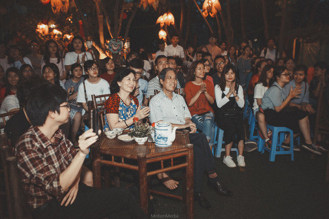 Ấn tượng nhất của sự kiện là chương trình talkshow với cả 2 thế hệ già và trẻ. Những chia sẻ xoay quanh các câu chuyện về chuyện tình yêu, ngày hò hẹn, chuyện cưới ngày ấy và bây giờ.