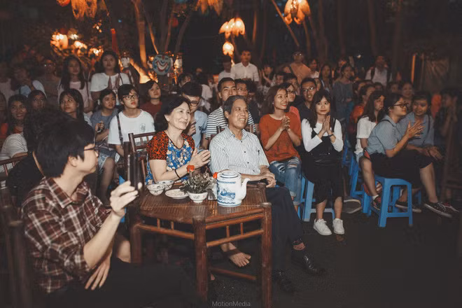 Ấn tượng nhất của sự kiện là chương trình talkshow với cả 2 thế hệ già và trẻ. Những chia sẻ xoay quanh các câu chuyện về chuyện tình yêu, ngày hò hẹn, chuyện cưới ngày ấy và bây giờ.