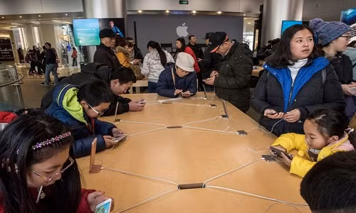 Bên trong cửa hàng Apple Store tại Bắc Kinh. Ảnh: New York Times.