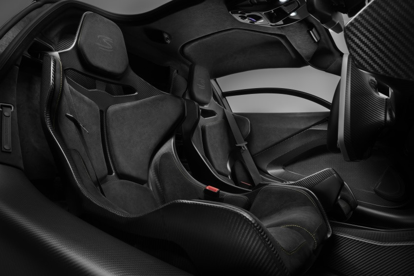 Carbon tiếp tục là chủ đề chi phối bên trong cabin, trợ lực cửa màu xanh Laurel tương phản với màu đen vân carbon của da Alcantara. Gối tựa đầu trên ghế được may biểu tượng chữ "S" của McLaren Senna, điều này cũng được tìm thấy trên cánh gió lớn phía sau.