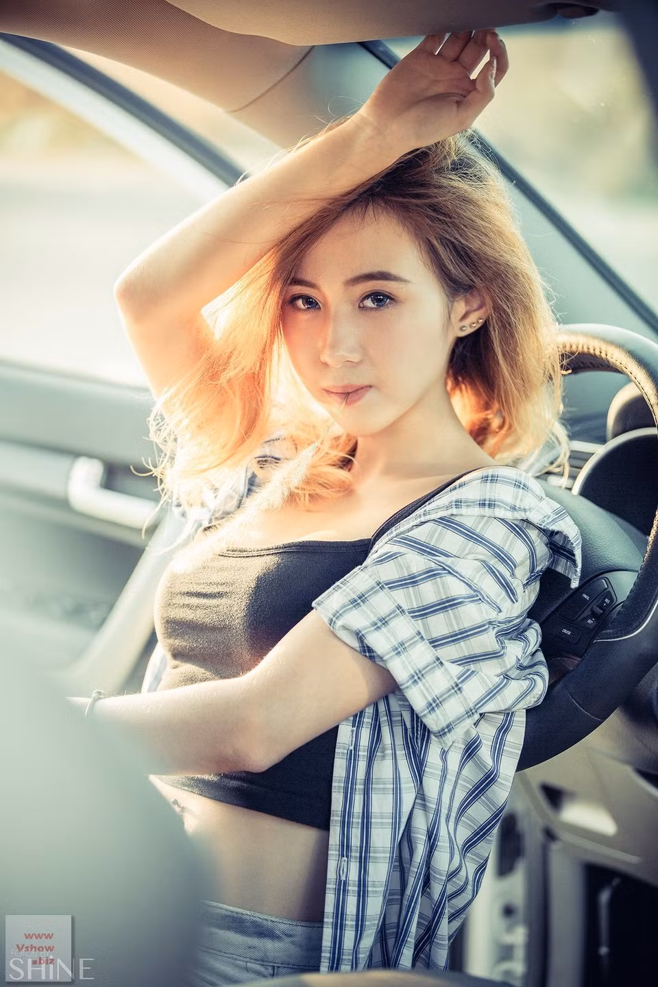 Với lợi thế khi sở hữu thân hình nóng bỏng, vòng eo 58cm của cô nàng hot girl này luôn cuốn hút mọi ánh mắt. Hơn thế nữa, khuôn mặt hài hòa giúp Shu Linh rất nhiều trong các concept ảnh cô đã từng thực hiện.